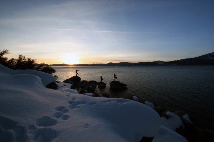 Solnedgång vid Lake Tahoe.. Foto: Gustav Samuelsson. Åkare: Micke Jörgensen, Jesper Tengvall och Oskar Brandberg.