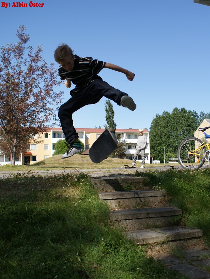 Kickflip ner för trappa. Foto: Albin Öster. Åkare: Hugo Backman.