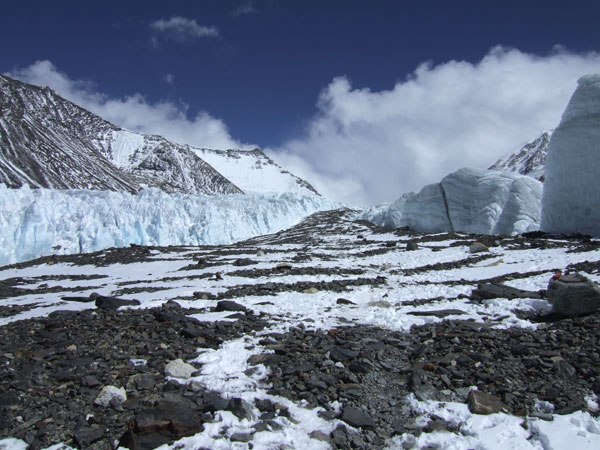 Foto: Fredrik Schenholm. Åkare: 25 april. På väg in mot ABC kunde vi njuta av otroligt vackra glaciärformationer..
