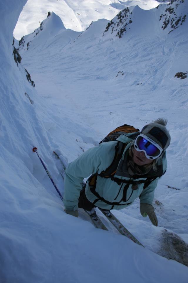 Ulf looking down at guide on top of colouir. Foto: Harold-Rider Batiste. Åkare: Ulf Hammarmyr.