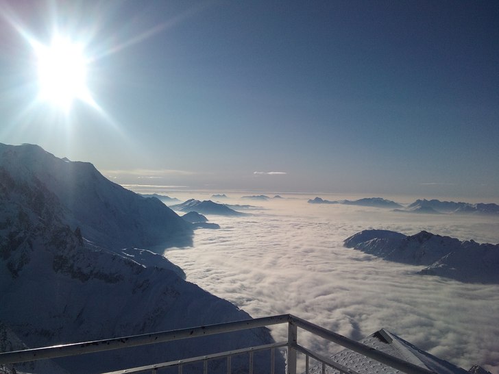 Njuter av solen och utsikten från toppen i Grand . Foto: Martin Berg. Åkare: Ingen.
