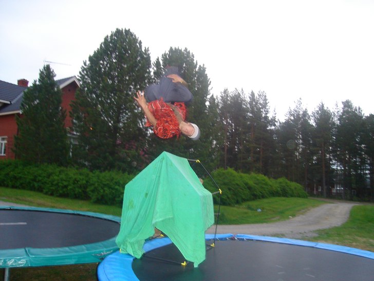 drar en backflip över ett gammalt tält. Foto: martin bergkvist. Åkare: GOLIAT.