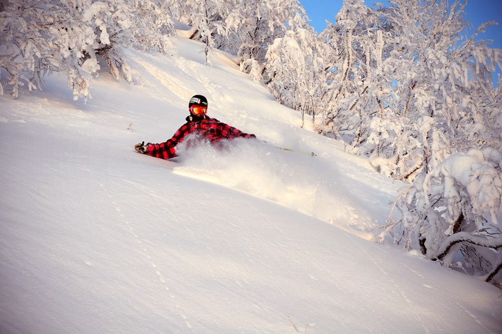 petter kör en pudersväg i midjedjupt puder. Foto: hugo ljungquist. Åkare: petter lehmann.