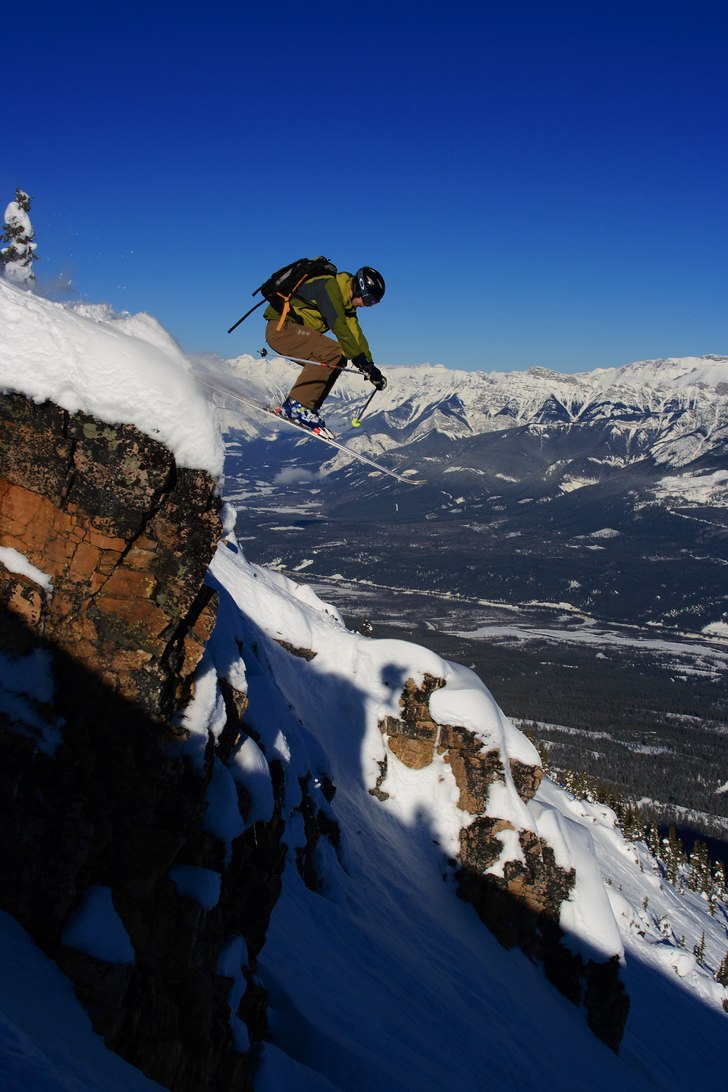Freddan kör ett dubbeldropp på baksidan av termi. Foto: Erik Pernestam (www.pernestam.se). Åkare: Fredrik Nääs.