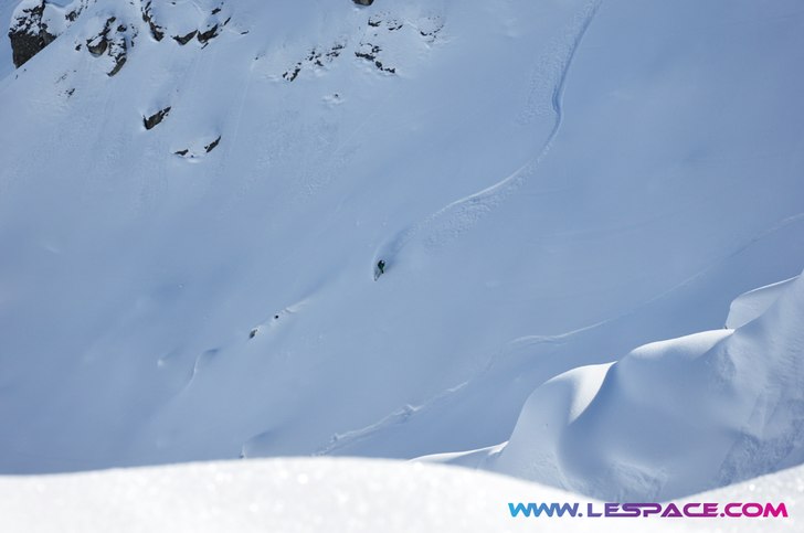 Foto: Marc Tomkinson www.lespace.com. Åkare: Andre Israel www.freshtracks.ch.