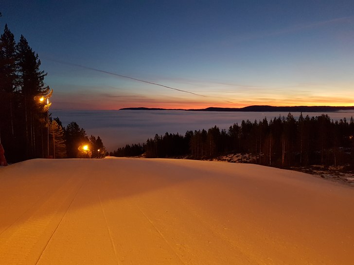 Flott utsikt fra toppen
Flott utsikt på morgenen .