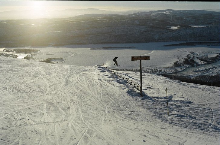 En fin bild med ett hopp över staketet... Foto: Pernilla K. Åkare: Robert A.