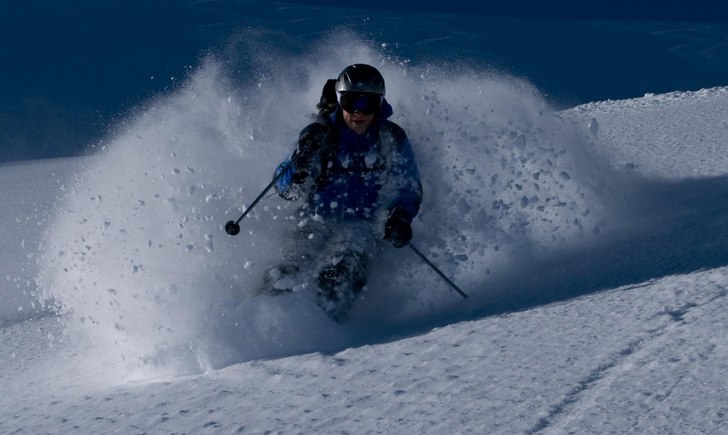 Pudersprut på Schweizisk glaciär!. Foto: Patrick Södermark. Åkare: Andreas Göth.