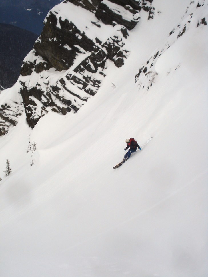 Jonas kör ett schysst face med mycket power ner i. Foto: Fredrik Nordqvist. Åkare: Jonas Fjellgren.