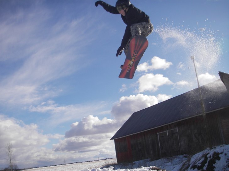 Min bror gör en Indygrab på vårat BIGJUMP.. Foto: Jag själv.. Åkare: Benjamin Claesson (Min bror).