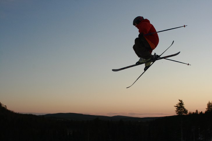 Anton i en avspänd pose' över Klintens bigj. Foto: Håkan Törnblom. Åkare: Anton Törnblom.