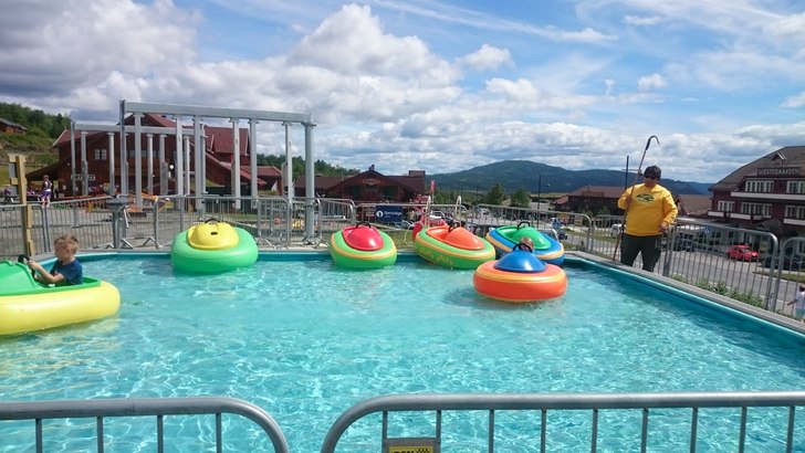 Beitostølen sommerpark 
Barna koser seg i båtene.