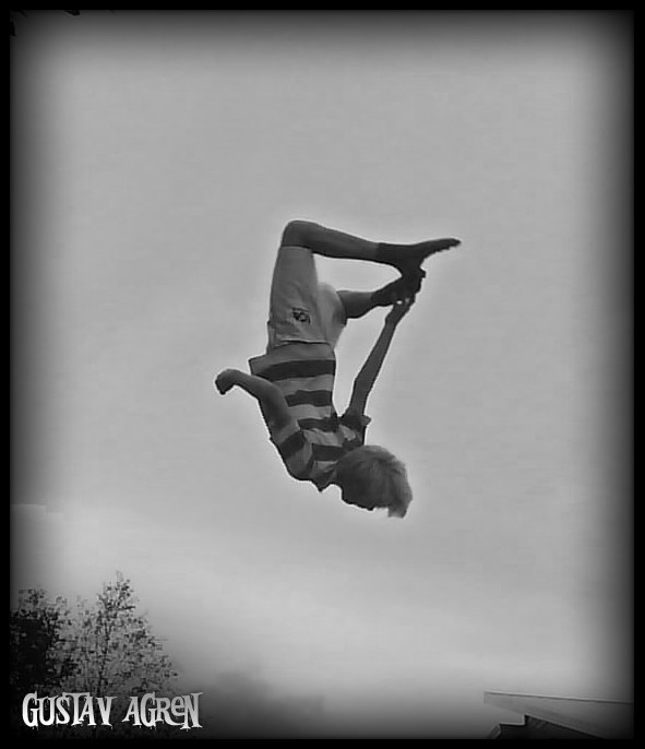 drar en 180 b-flip. Foto: robin. Åkare: gustav ågren.