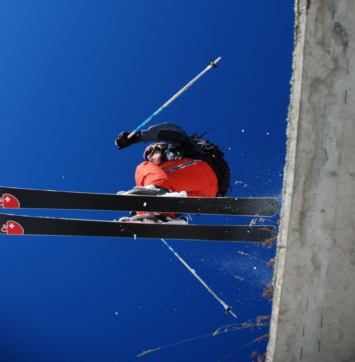 Flyger ut från ett tak på nånting......såg int. Foto: Fredrik Kling. Åkare: David Jonsson.
