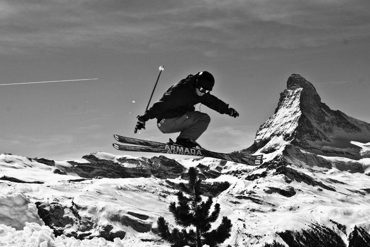 Adam jibbar över en gran. Foto: Robin Ljungqwist. Åkare: Adam Jonsson.