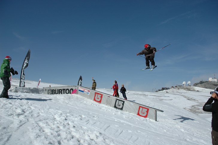 hoppade äver railet med en 180. Foto: urban näsman. Åkare: Simon Ericson.