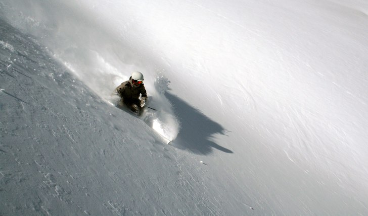 Offpist i Kirkwood. Foto: Oskar Brandberg. Åkare: Jesper Tengvall.