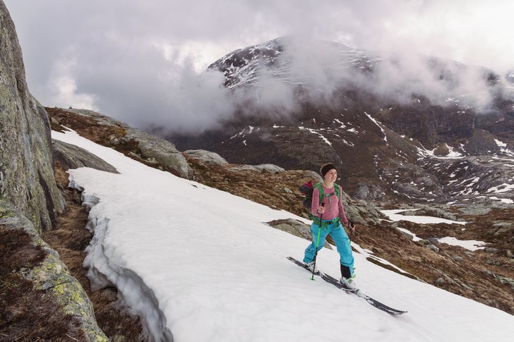 På väg uppåt, Louise Nillson tar hjälp av stig.