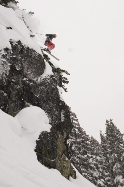droppar en klippa i khyberskogen. Foto: Fredrik Larsson. Åkare: Emil Davidson.