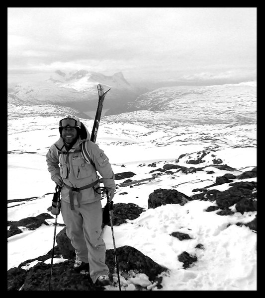 På toppen av Norddals, Riksgränsen. I bakgrunden. Åkare: KR Hennersten.