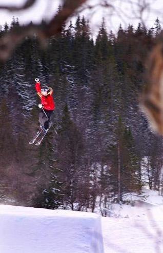 ett hopp. Foto: Johan Ståhlberg. Åkare: Helena Månsson.