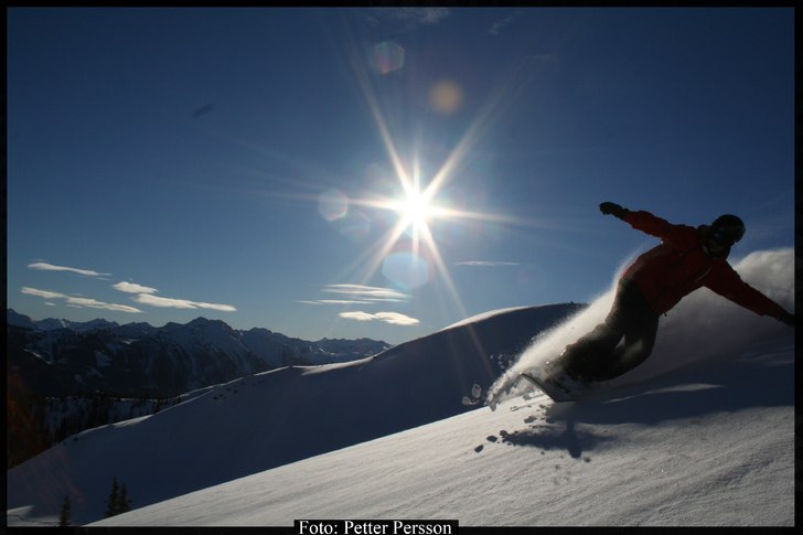 Adrian åker ner för en liten offpist i Flachau. Foto: Petter Persson. Åkare: Adrian Persson.