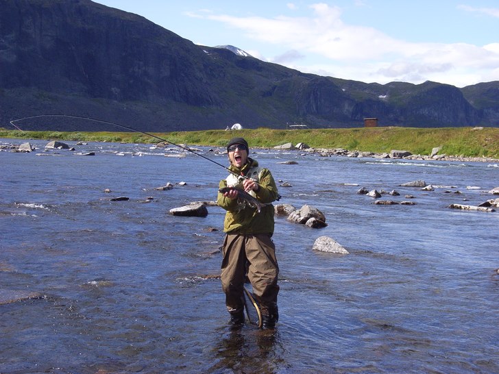 Flufiske i tjirtjamströmmen. . Foto: Pärra C. Åkare: Robban.