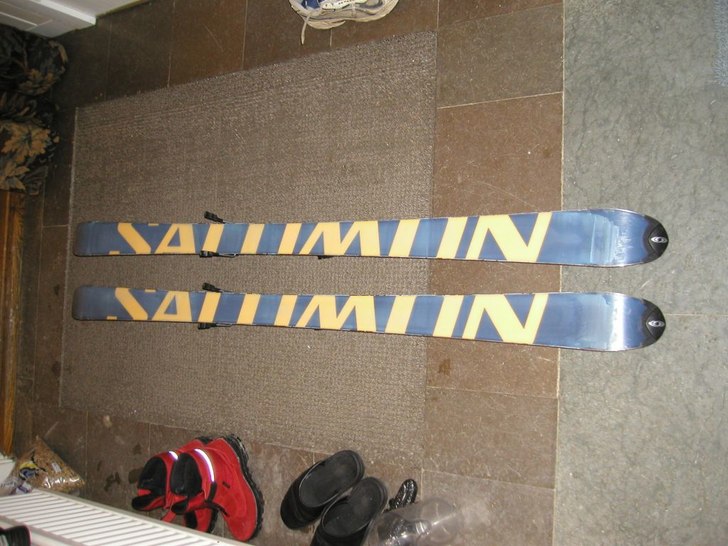 undersidan, det grå är valla för dom e 
nyvall. Foto: john cederlund. Åkare: skidorna.