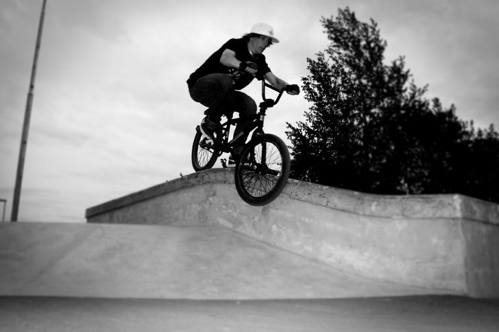 Björn kör en smithgrind(?) nerför betongcurbet . Foto: Joakim Croy. Åkare: Bjorn.