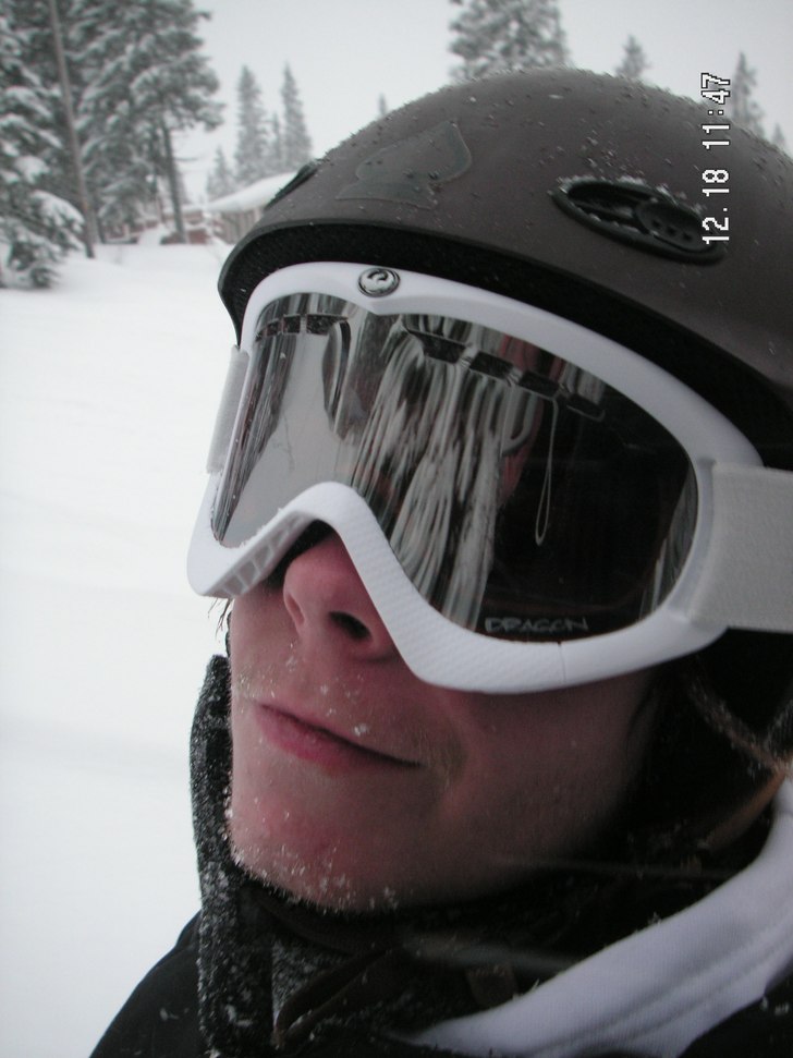 En snöig dag i backen.... Foto: Jens Nygren. Åkare: Emil Blomstrand.