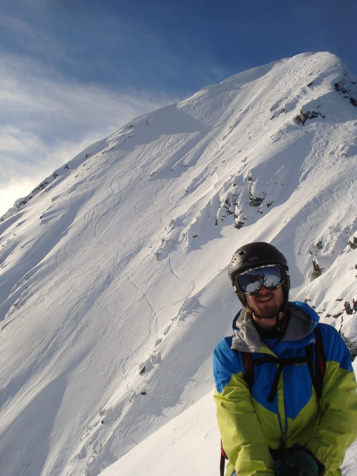 Grym dag på baksidan av mckenzie peaken, glad fö. Foto: Jonas Fjellgren. Åkare: Fredrik Nordqvist.
