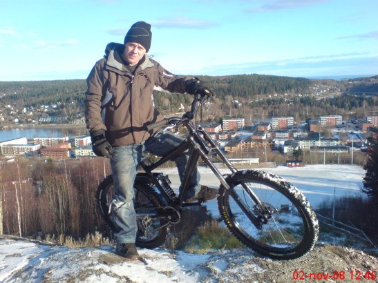 jag med robban på berget en tråkig dag. Foto: Daniel Backlund. Åkare: Daniel Backlund.