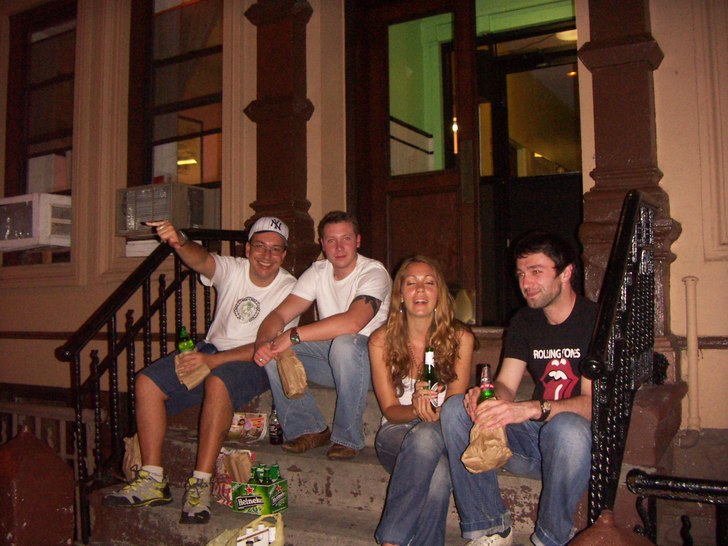 Äkta getto-förfest på trappan utanför vårat h. Foto: Linda. Åkare: Marco, Richie, Anja och Jamie.