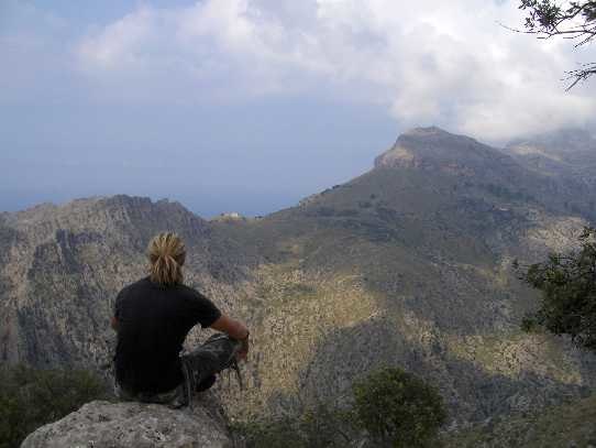 Under en rekning i de Mallorcinska bergen. Foto: Joakim Olsson. Åkare: Erik.