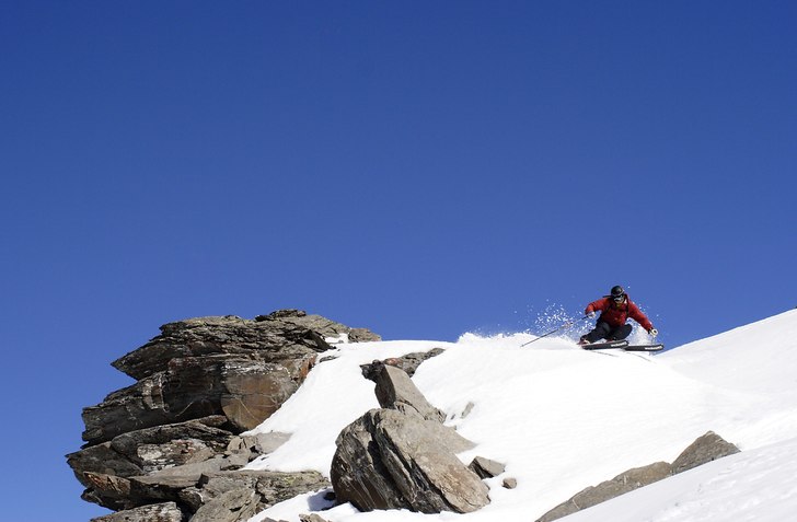 Lite vårsnö offpist i lac du lou! Fler klippor o. Foto: Magnus Olsson. Åkare: Joakim Wiberg.