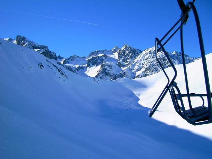 Sitter i liften och ser världens vy och plåttar . Foto: Marcus Velin. Åkare: Okända.