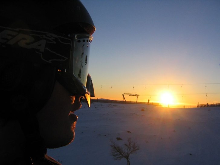 Kallt nyårsväder, med en oförglömlig skymning.. Foto: Martin Öhlén. Åkare: David Svensson.