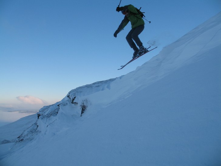 Björn lägger en offpistrepa strax ovanför topps. Foto: Erik Thorsell. Åkare: Björn Söderlund.