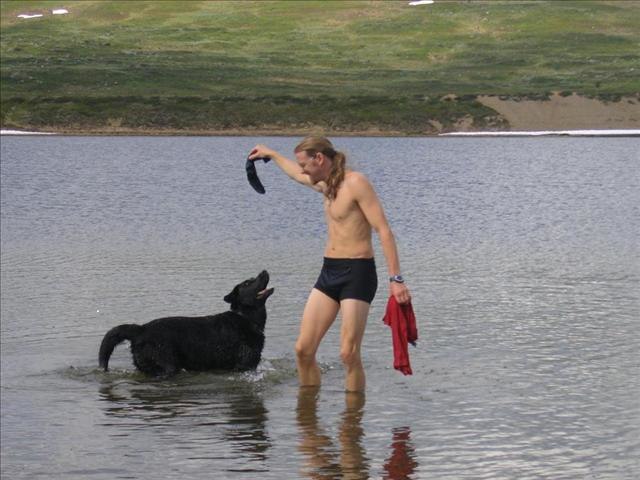 Bad, hundlek och klädtvätt i Jämtlandsfjällen. Foto: lillasyster Karolina Wiklund. Åkare: Moss (labrador) Andreas Wiklund (bad-pojke).