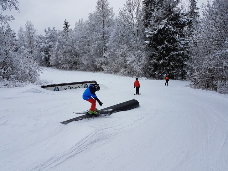Lek , moro og sol
Mye hopp og rails i bakken for s.