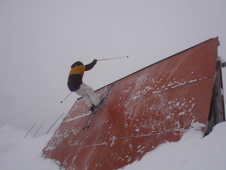Magnus kan åka på en vägg:). Foto: Simon Berggren. Åkare: Magnus Berggren.