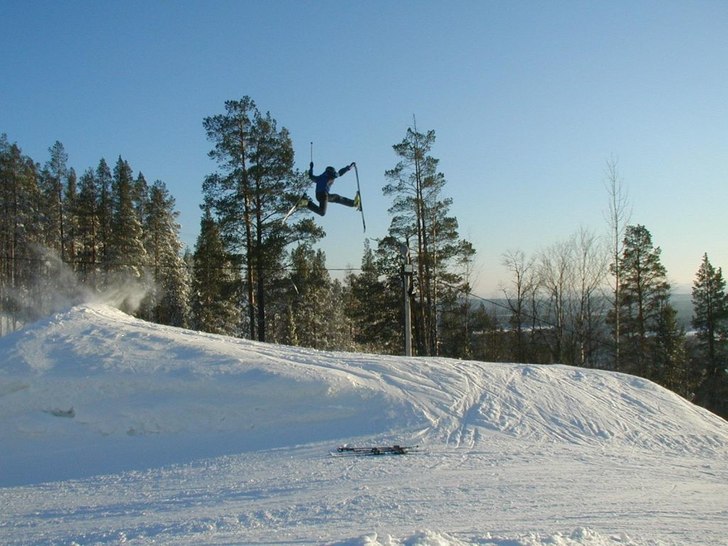 Jag hoppar i Big-Jumpen och gör en så fet daffy . Foto: Mikael Öhlund. Åkare: Linus Nyström.