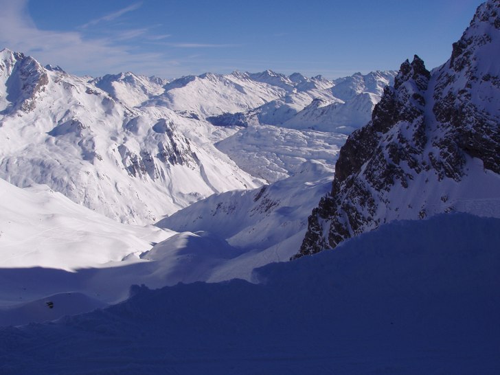 Enderbar skidtur i Zürs och Lech.. Foto: Peter Valvassori.