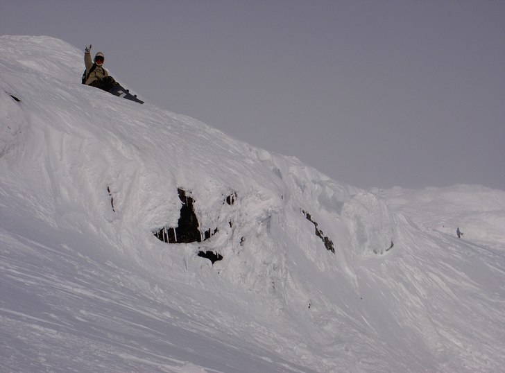 värmer upp offpist inför östradroppet. Foto: Philip Fjaestad. Åkare: Oscer M. Nordstöm.