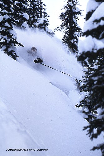 Tva dagar efter 2 meter sno pa tre dagar...tjena! . Foto: Jordan Manley. Åkare: Theodore Birkner.