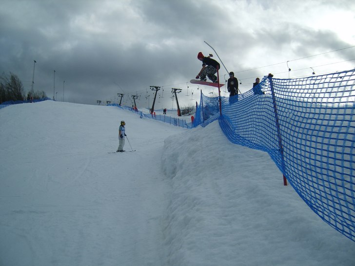 hoppar över stacketet i flottan 3m till platt:S . Foto: patrik fernström. Åkare: jag.