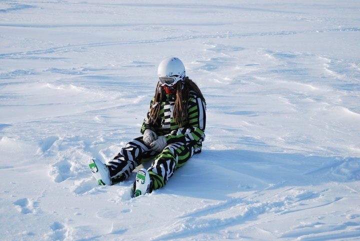 Ledsen pga skarsnö och för dålig vind för kite. Foto: Karin. Åkare: Rasmus.