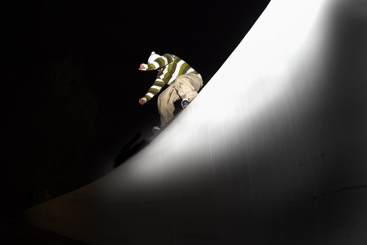 Betongledge vid parkeringsgarage. Foto: Daniel a.k.a"Gamen". Åkare: Micke Fältmarsch.