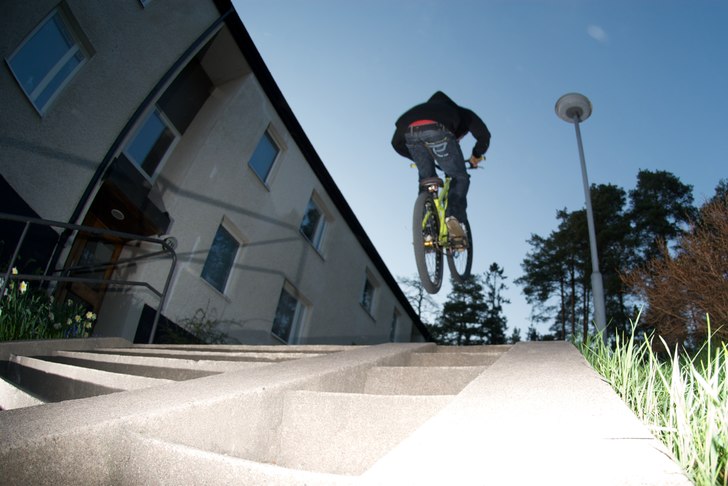 Litet trapp upphopp. Foto: Simon Pontér. Åkare: Joakim Nilsson.