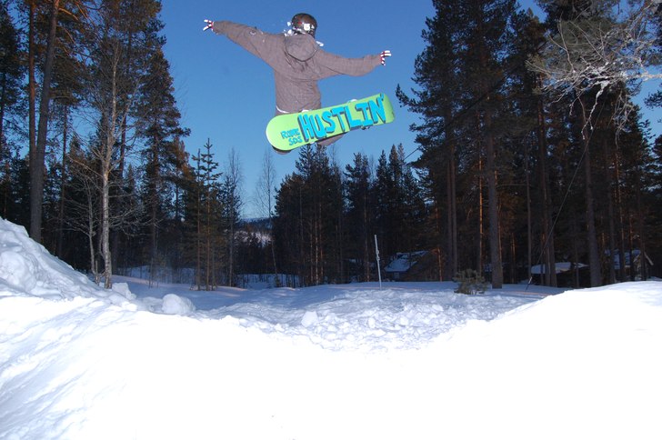 Litet hopp och mycket fart!. Foto: Gustaf Sjövall. Åkare: Christian Henning.